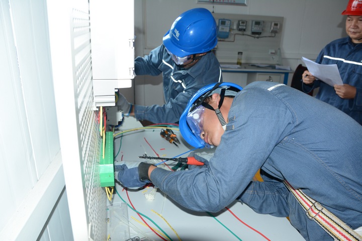 紫云供电局员工正在开展装表接电培训。