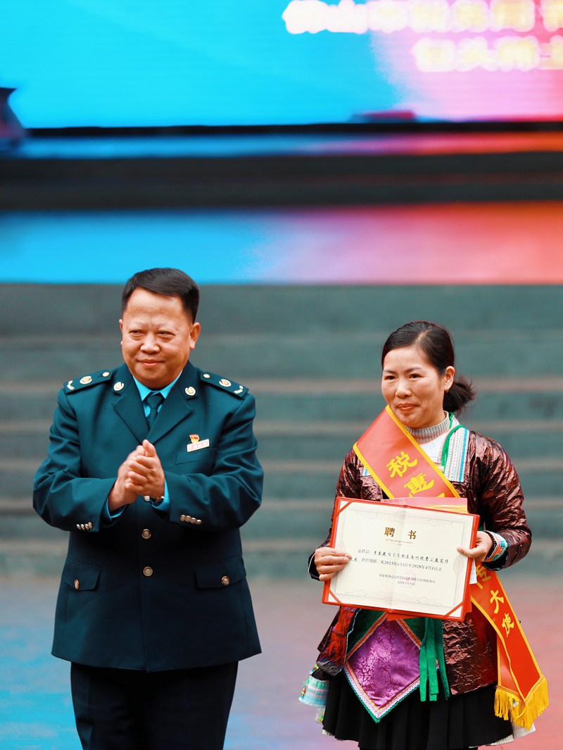 李洪高局长给李春燕颁发证书。