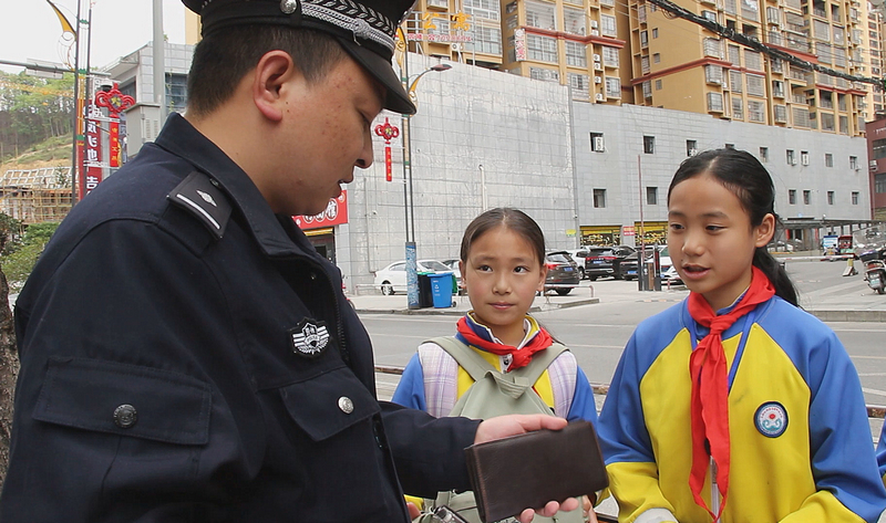 三都這名學生撿到錢包后立馬交給警察。