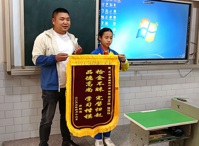 三都這名學生撿到錢包后立馬交給警察。