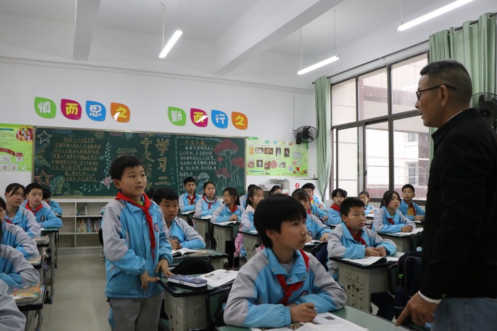 学生正在回答问题。