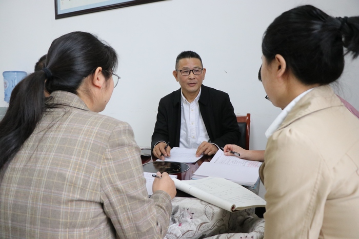 谢谷龄正在与老师们交流。