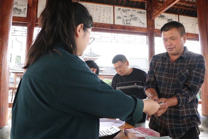 村民领钱。