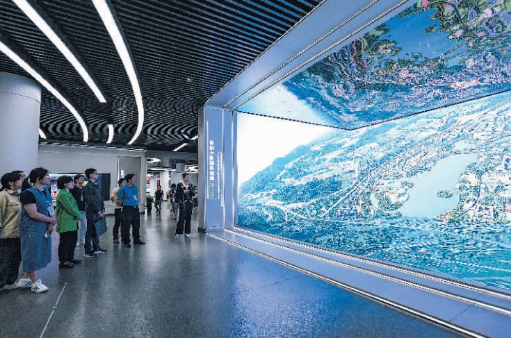 图为4月19日，人们在贵阳大数据科创城展区参观。