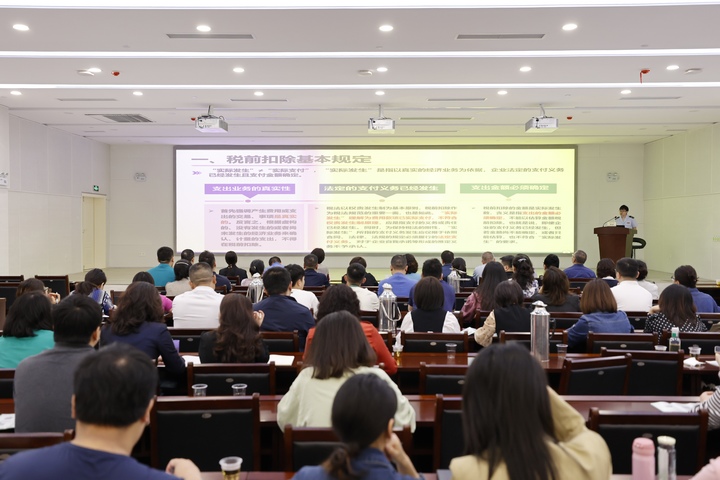圖為貴陽市稅務局稅收志願者開展稅收政策宣講。