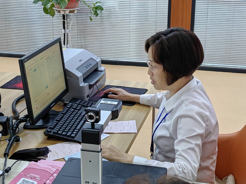 开阳县政务大厅窗口工作人员在为群众办理业务。