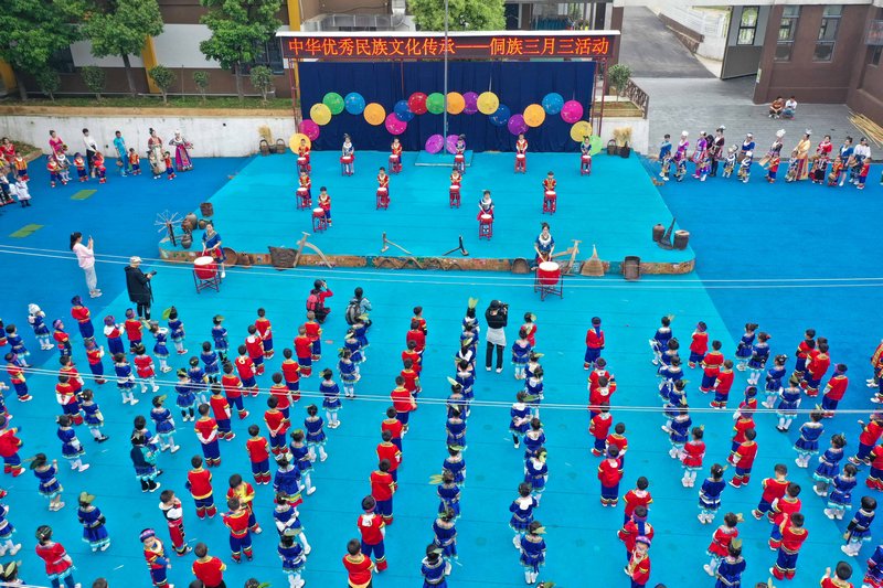 2023年4月21日，貴州省銅仁市玉屏侗族自治縣皂角坪中心幼兒園的小朋友在敲擊侗家小鼓（無人機照片）。