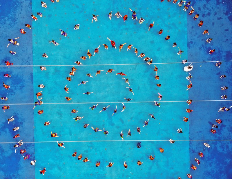 2023年4月21日，貴州省銅仁市玉屏侗族自治縣皂角坪中心幼兒園的小朋友在跳踩堂舞（無人機照片）。