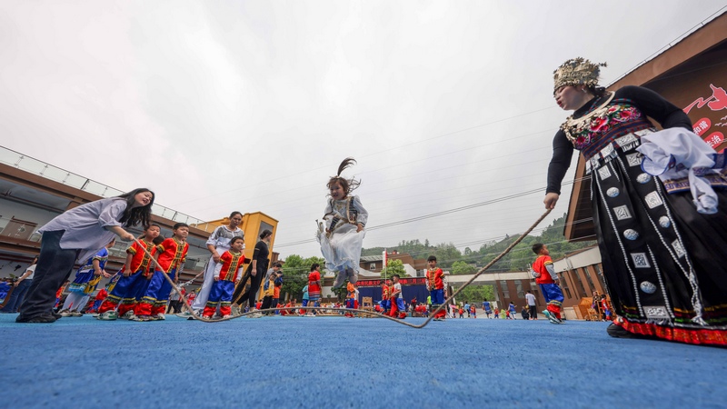 2023年4月21日，贵州省铜仁市玉屏侗族自治县皂角坪中心幼儿园的小朋友在跳大绳。
