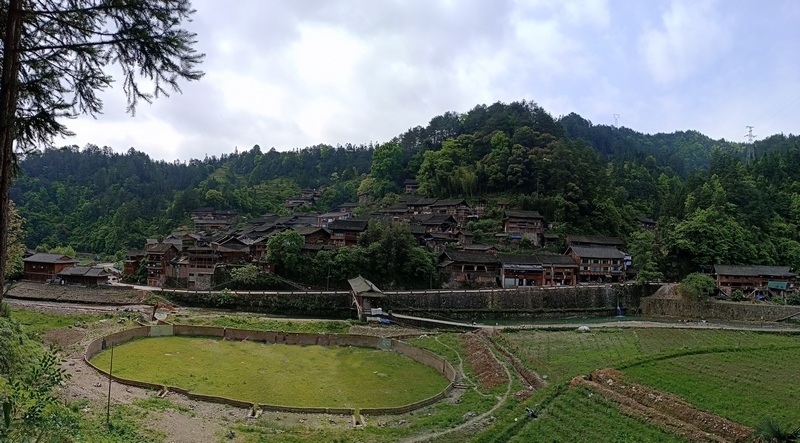 图为郎德上寨一角（陈艺 摄）.jpg