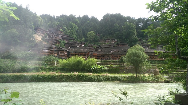 图为绿意盎然的郎德上寨（陈艺 摄）.jpg