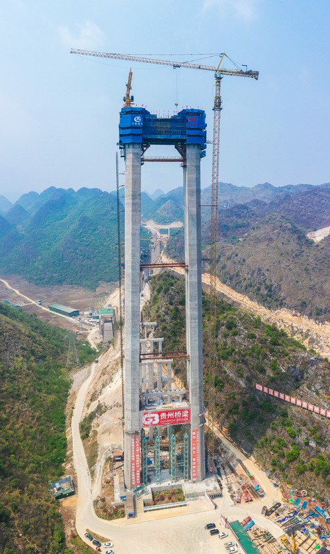 建设中的六安高速花江峡谷大桥安龙岸6号主塔。贵州桥梁集团供图