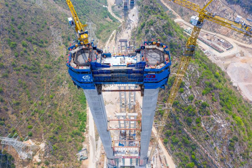 建设中的六安高速花江峡谷大桥安龙岸6号主塔。贵州桥梁集团供图