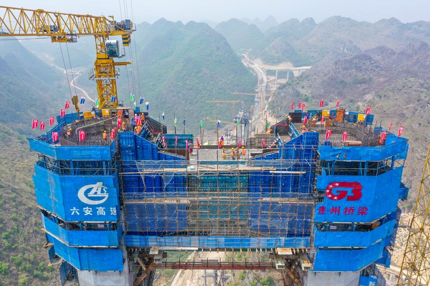 建设中的六安高速花江峡谷大桥安龙岸6号主塔。贵州桥梁集团供图