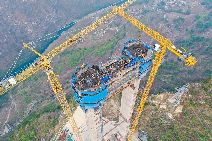 建设中的六安高速花江峡谷大桥安龙岸6号主塔。贵州桥梁集团供图