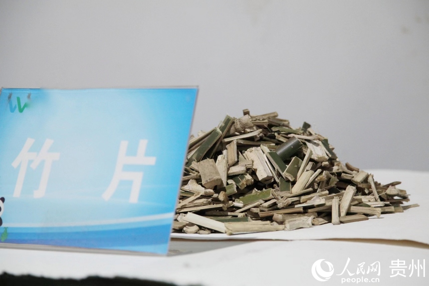 待加工的竹片。人民网 龙章榆摄