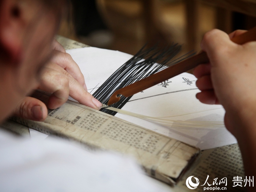 当地企业员工在手工制作竹产品。人民网 龙章榆摄