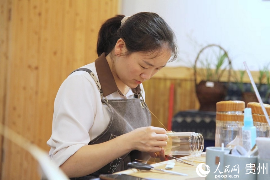 当地企业员工在手工制作竹产品。人民网 龙章榆摄