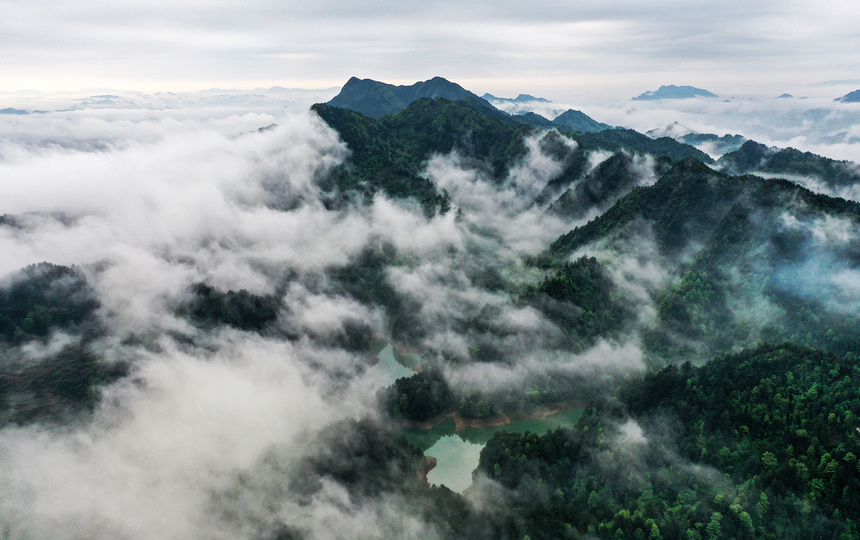 雨后云雾中的丹寨县城周边山峦（无人机照片）。
