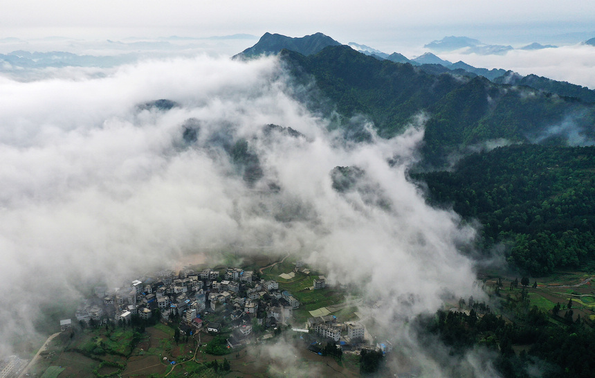 雨后云雾中的丹寨县城周边山峦和山村（无人机照片）。