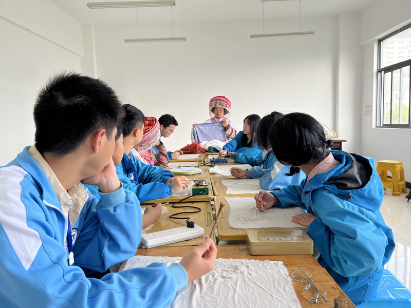 桐梓苗族服饰第四代传承人马建容教中职校学生蜡染技术。彭光杰摄
