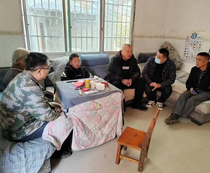 临时党支部走访群众。