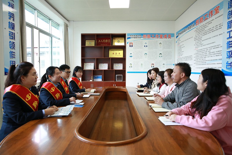 在第28個世界讀書日之際，貴州黔東南稅務青年先鋒隊員到貴州省地礦局101地質隊開展“春風裡的書香與納稅人共讀”活動，圖為稅務青年干部與企業青年干部共同學習及探討稅法場景-李德業攝