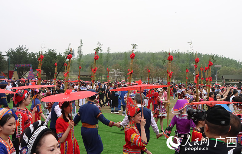 开幕式活动中的欢乐连心舞。人民网记者 彭远贺摄