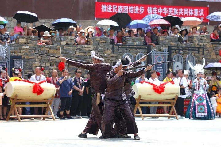 岜沙苗寨舞蹈《岜沙汉子》。