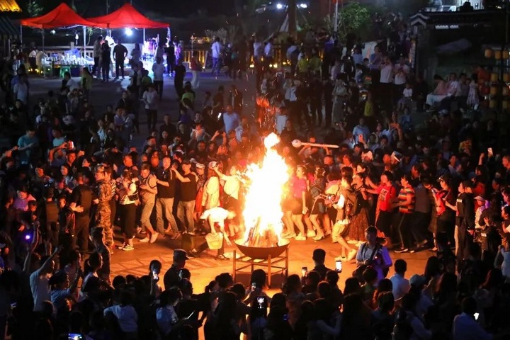 众人齐聚广场参加篝火晚会。