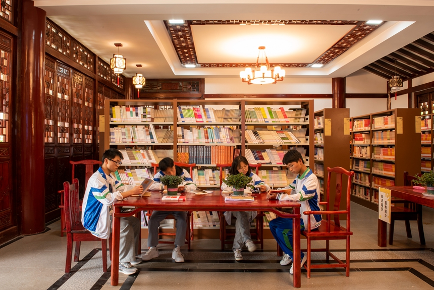 4月23日，是第28個“世界讀書日”，小學生在赫章同心城市書房閱讀圖書。李學友攝