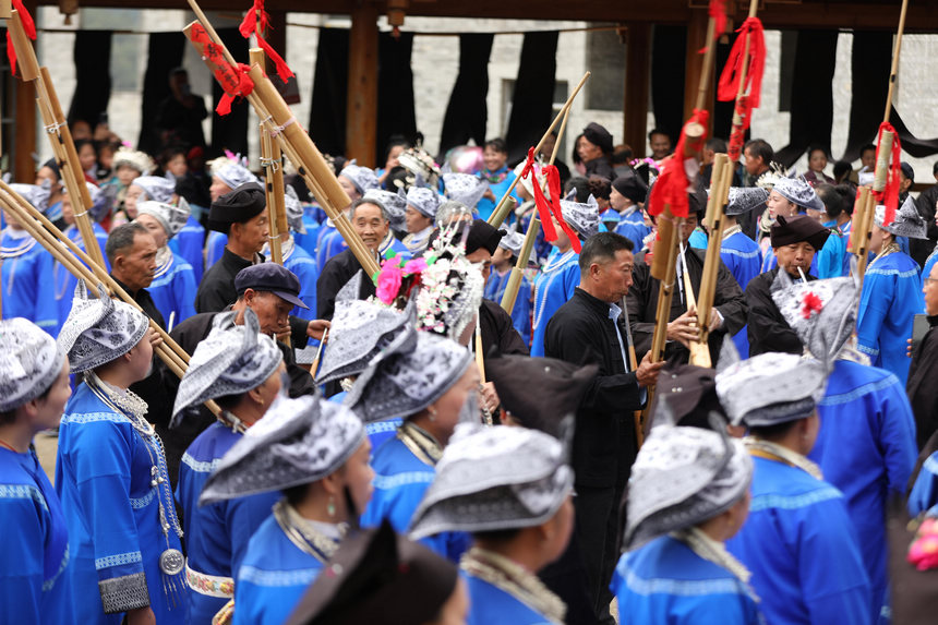 4月22日，新民村村民同外地游客同跳蘆笙舞，歡慶高雍苗族“三月三“。