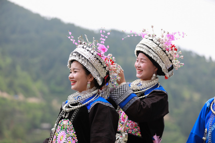 4月22日，在新民村苗族同胞梳妝打扮，歡度高雍苗族“三月三“。