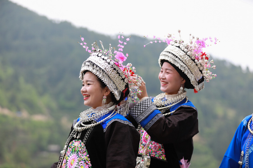 4月22日，在新民村苗族同胞梳妆打扮，欢度高雍苗族“三月三“。