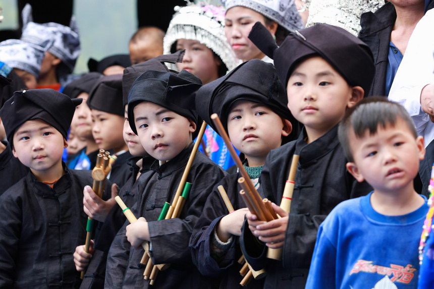 4月22日，新民村苗族小朋友參加高雍苗族“三月三“。