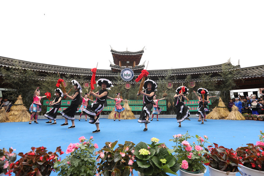 4月22日，群眾在新民村高雍苗族“三月三“民族文化展演上表演節目《仰阿莎》。