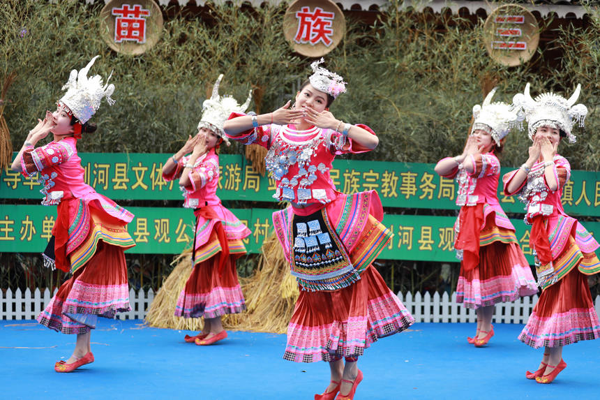4月22日，演員在新民村高雍苗族“三月三“民族文化展演上表演《踩情踩》。