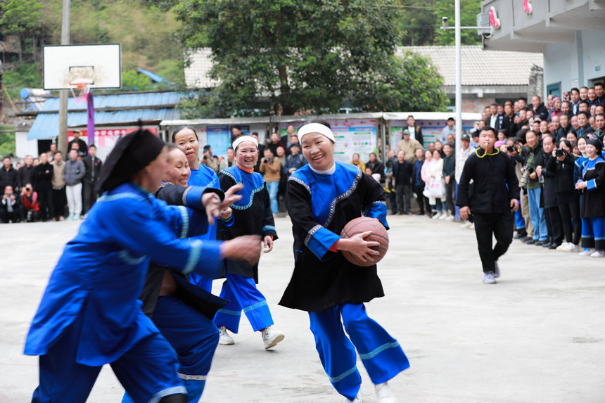 4月23日，苗族群众在新民村参加村“BA”篮球赛。