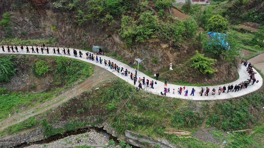 4月23日，苗族群众在新民村参加祭“巫耶”民俗活动。 