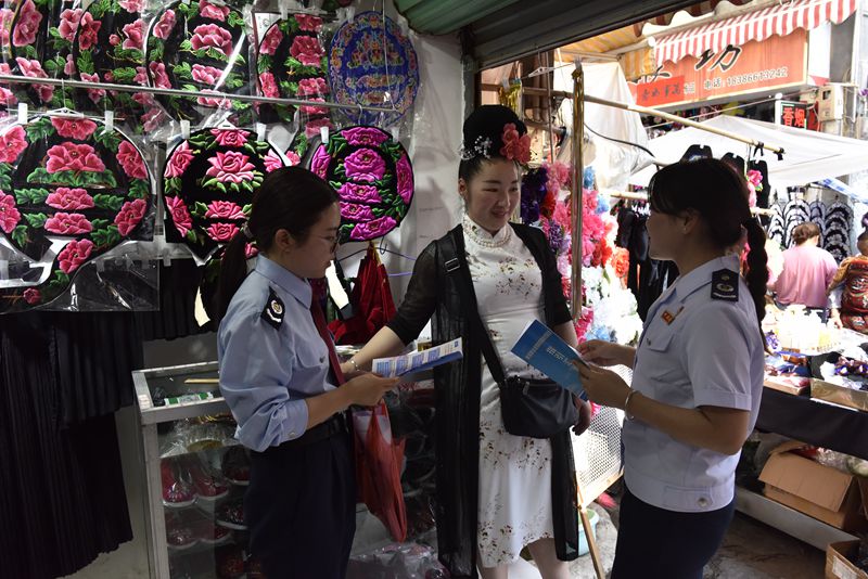 雷山县税务局干部 到苗绣店走访纳税人 问需问计 