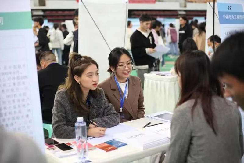 第十一届贵州人才博览会央企招聘大学生专项行动活动现场。贵州大学供图