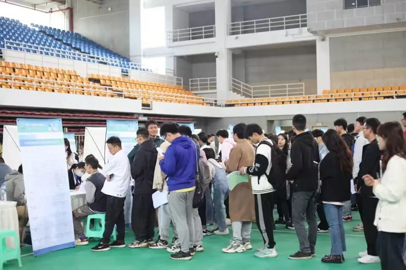 第十一届贵州人才博览会央企招聘大学生专项行动活动现场。贵州大学供图