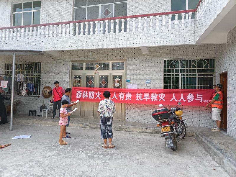 大学生志愿者宣传相关政策。