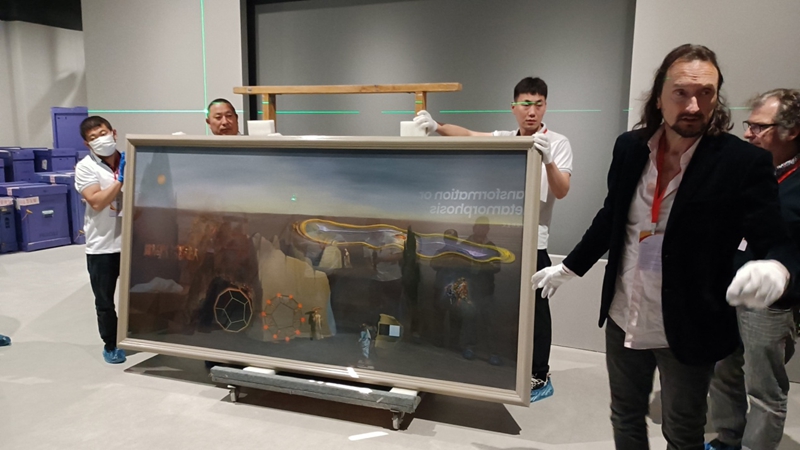 1图为即将上墙展出的达利名作《寻找第四度空间》