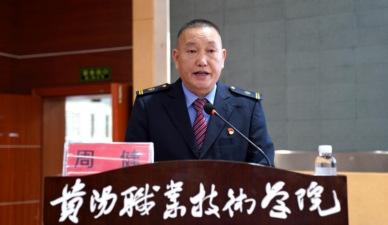 成都铁路局集团有限公司贵阳机务段贵阳西整备车间副主任周健。