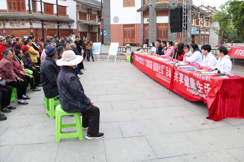 4月25日， 贵州省大方县开展第35个爱国卫生月“宜居靓家园 健康新生活”活动现场。
