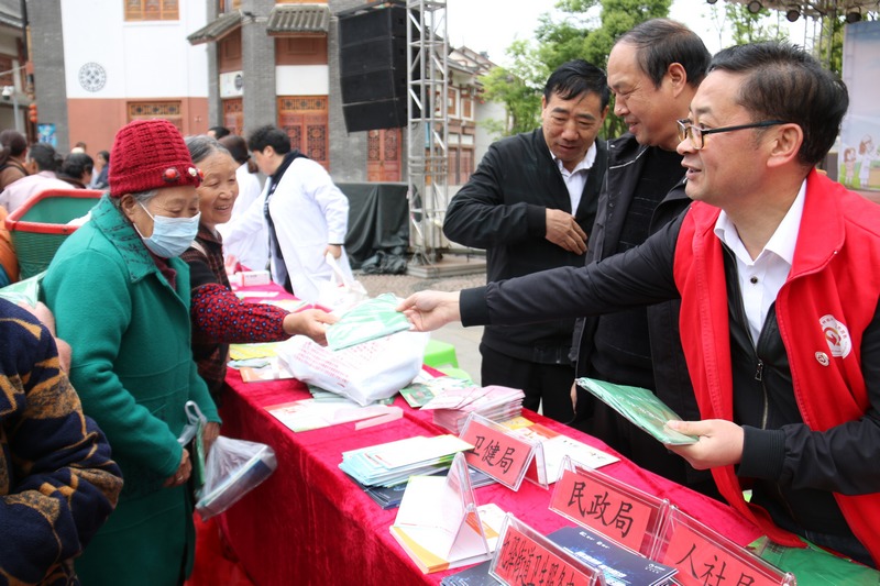 4月25日，贵州省大方县开展第35个爱国卫生月“宜居靓家园 健康新生活”活动发放健康教育传折页。