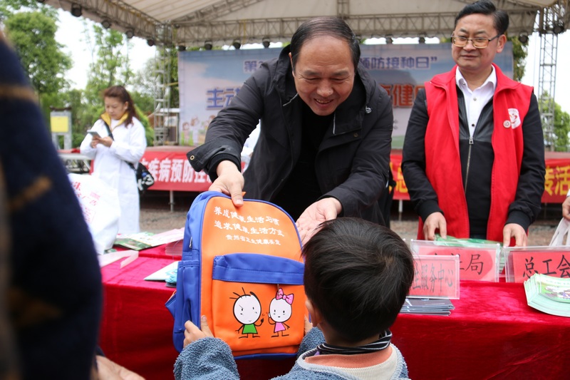 4月25日，贵州省大方县开展第35个爱国卫生月“宜居靓家园 健康新生活”活动发放健康书包。