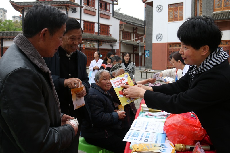 4月25日，贵州省大方县开展第35个爱国卫生月“宜居靓家园 健康新生活”活动发放健康宣传资料。