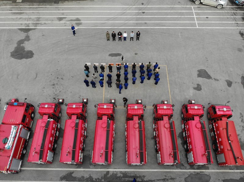 黎平縣為鄉鎮專職消防隊發放車輛器材裝備。